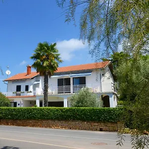 Apartment Beautiful First Row To The Sea, Poreč